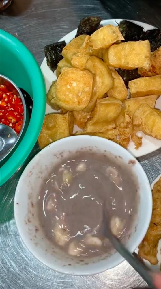Kinh hãi: TikToker đu trend trộn kem với mắm tôm ăn bún đậu-4
