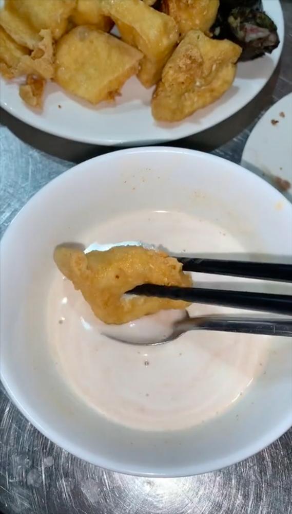 Kinh hãi: TikToker đu trend trộn kem với mắm tôm ăn bún đậu-5