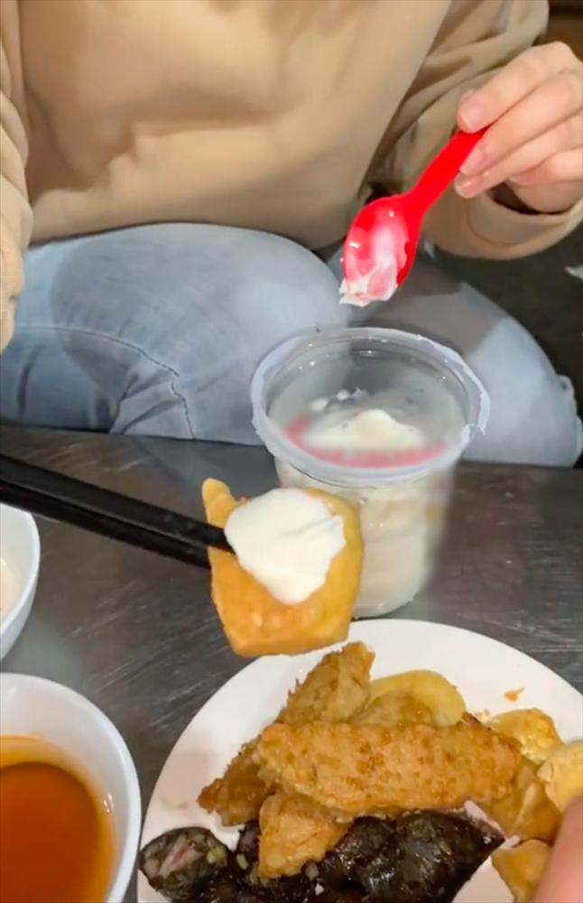 Kinh hãi: TikToker đu trend trộn kem với mắm tôm ăn bún đậu-6