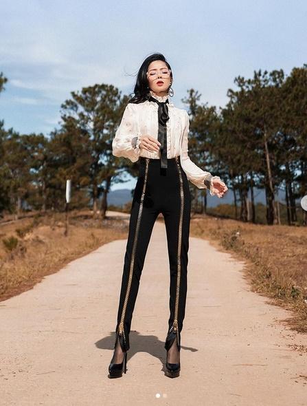 Lệ Quyên đổi style na ná Hà Hồ - Tóc Tiên khoe chân ngực sexy-1