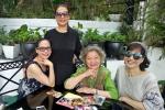 NSƯT sinh được 3 ngọc nữ đẹp bậc nhất màn ảnh Việt, tuổi 85 bán trà đá vỉa hè, sống yên vui-4