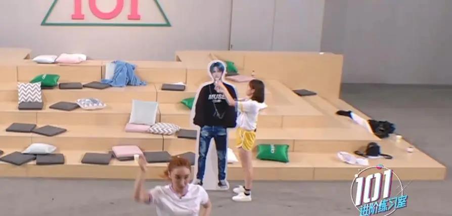 Vương Nhất Bác lâm cảnh khốn đốn vì bị đẩy thuyền Lý Tử Tuyền-2