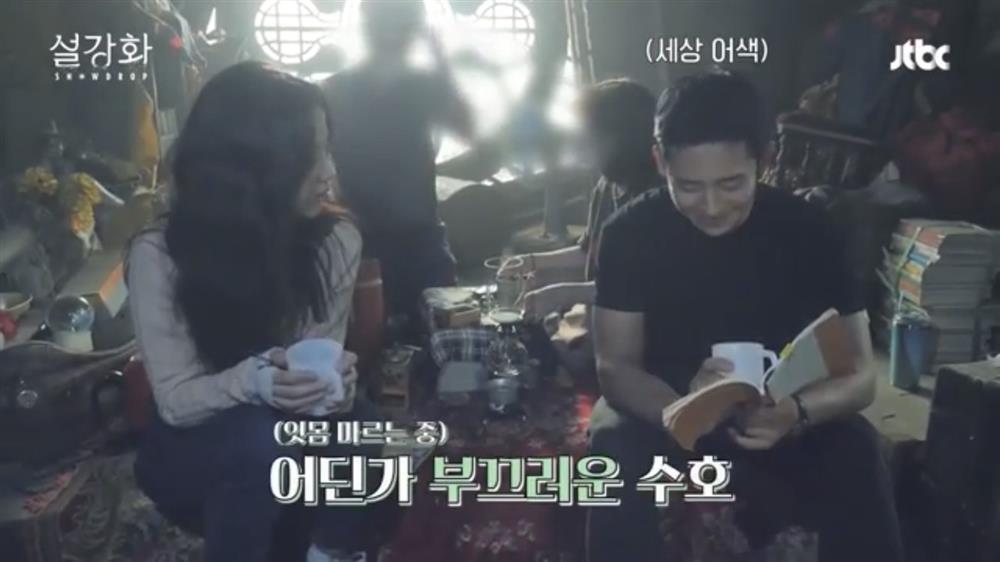 Jung Hae In kinh nghiệm đầy mình vẫn ngượng ngùng khi hôn Jisoo-1