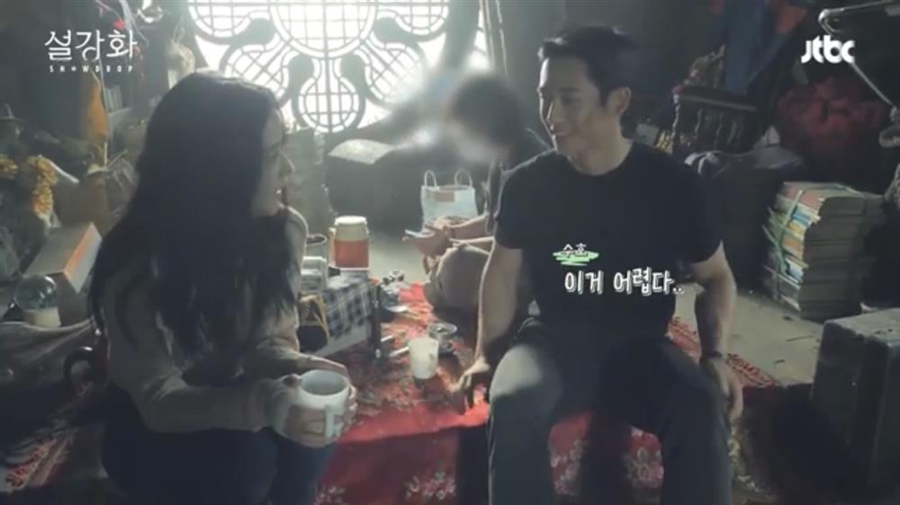 Jung Hae In kinh nghiệm đầy mình vẫn ngượng ngùng khi hôn Jisoo-2