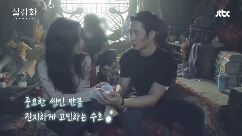 Jung Hae In kinh nghiệm đầy mình vẫn ngượng ngùng khi hôn Jisoo-6