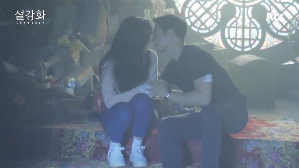 Jung Hae In kinh nghiệm đầy mình vẫn ngượng ngùng khi hôn Jisoo-3