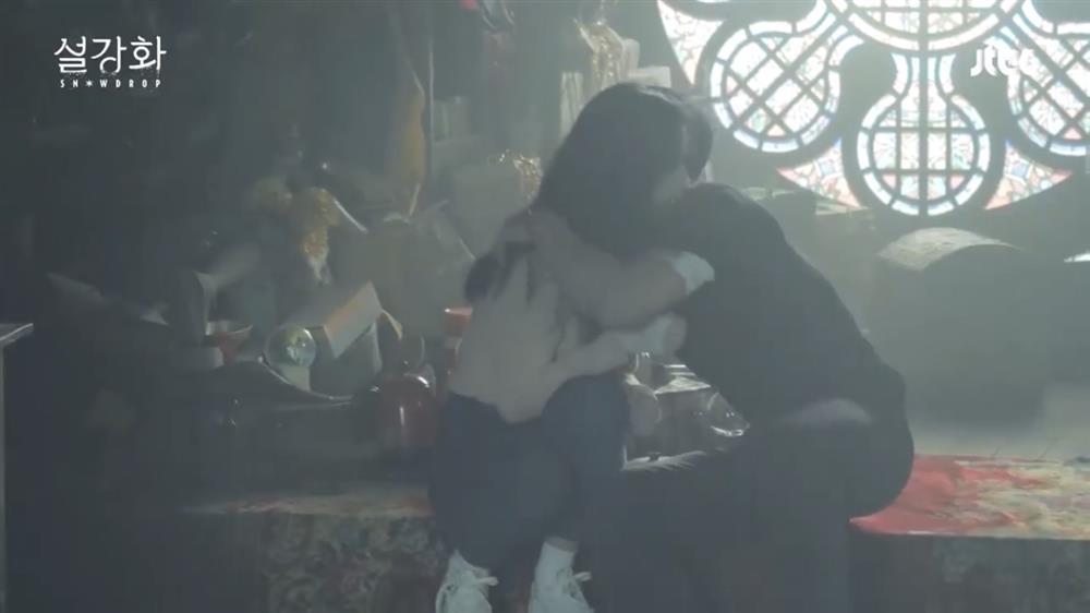 Jung Hae In kinh nghiệm đầy mình vẫn ngượng ngùng khi hôn Jisoo-4