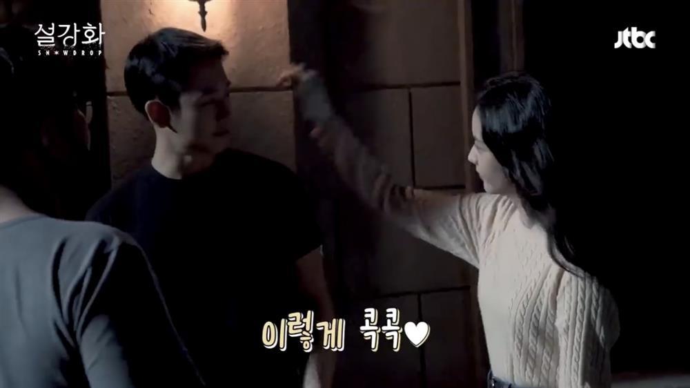 Jung Hae In kinh nghiệm đầy mình vẫn ngượng ngùng khi hôn Jisoo-11
