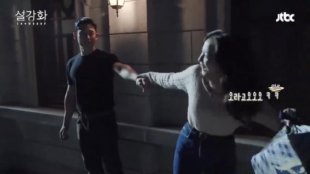 Jung Hae In kinh nghiệm đầy mình vẫn ngượng ngùng khi hôn Jisoo-13