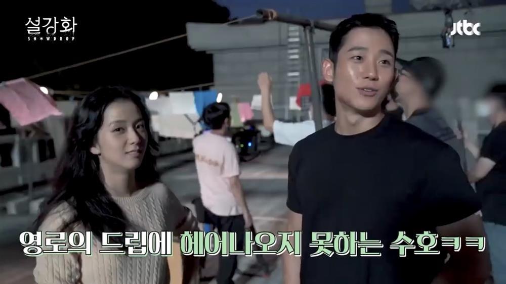 Jung Hae In kinh nghiệm đầy mình vẫn ngượng ngùng khi hôn Jisoo-14