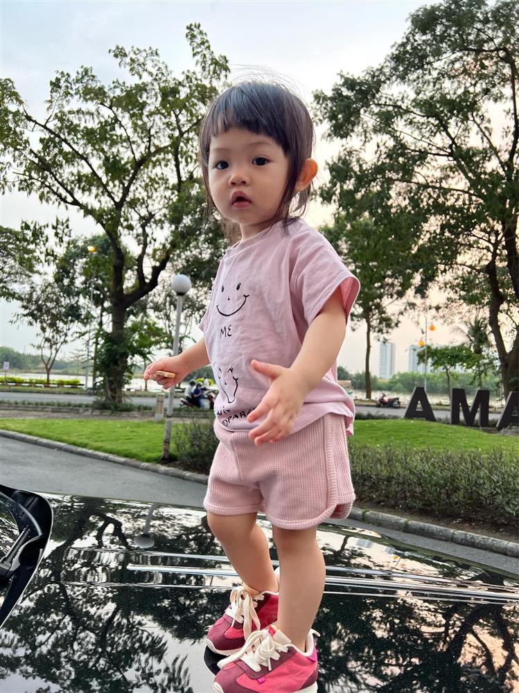 Ái nữ nhà Cường Đô La hết giày xéo ô tô đến quăng quật túi hiệu-1