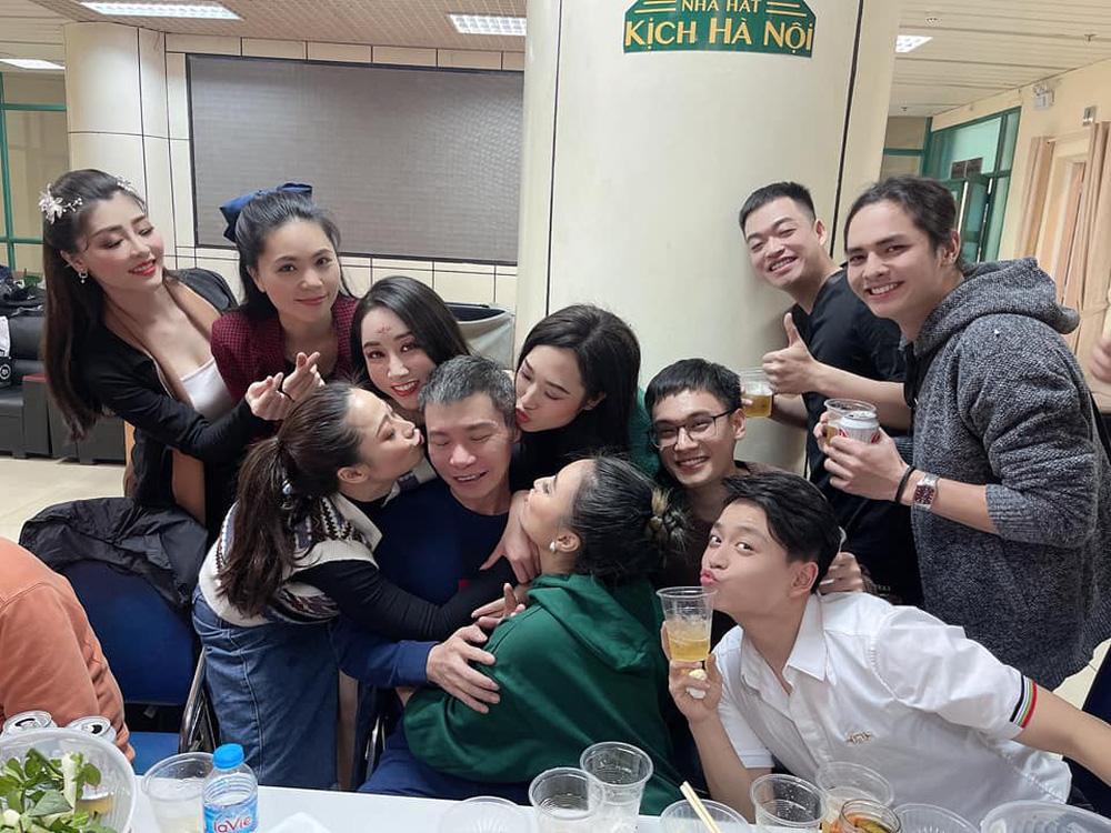 Công Lý khóc và nhớ anh chị em gia đình nhà Táo Quân-3