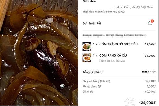 Đặt cơm online, rùng mình khi quán khuyến mãi nguyên con gián