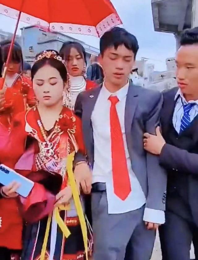 Chú rể khóc thảm thiết ở đám cưới, cô dâu phản ứng bất ngờ-3