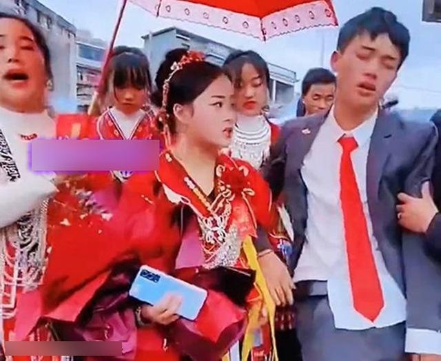 Chú rể khóc thảm thiết ở đám cưới, cô dâu phản ứng bất ngờ-4