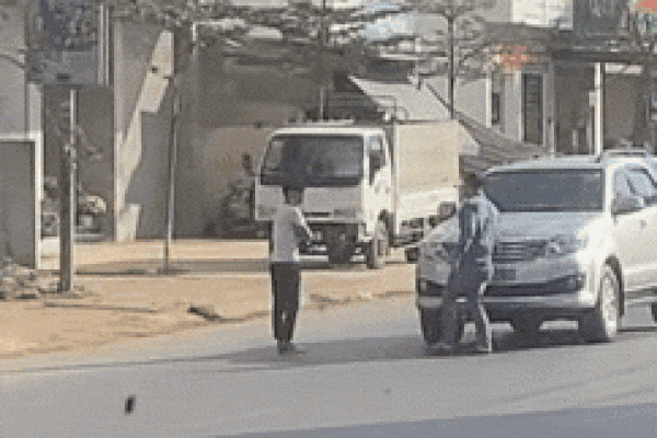 Clip: Lao vào đầu ô tô ăn vạ, bà cô rối rít xin lỗi khi biết có camera-1