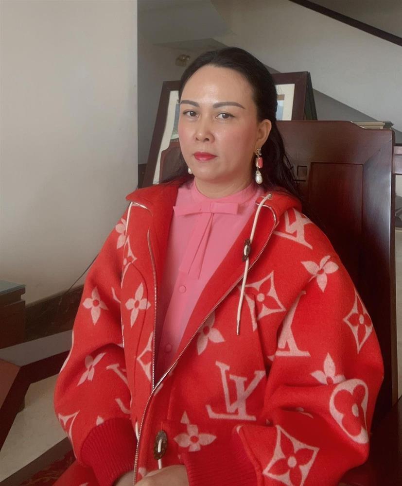 Phượng Chanel tự dìm hàng với phong cách quấn chăn ra đường-2