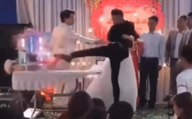 Vạn tình huống oái oăm chẳng ai ngờ sẽ xảy ra trong đám cưới-6