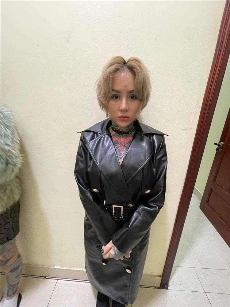 Xôn xao hình ảnh hotgirl xăm trổ Đào Chile bị bắt khi đang bay lắc-1