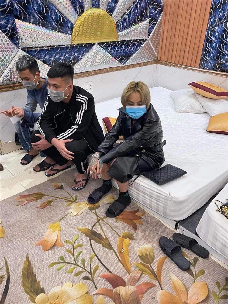 Xôn xao hình ảnh hotgirl xăm trổ Đào Chile bị bắt khi đang bay lắc-2