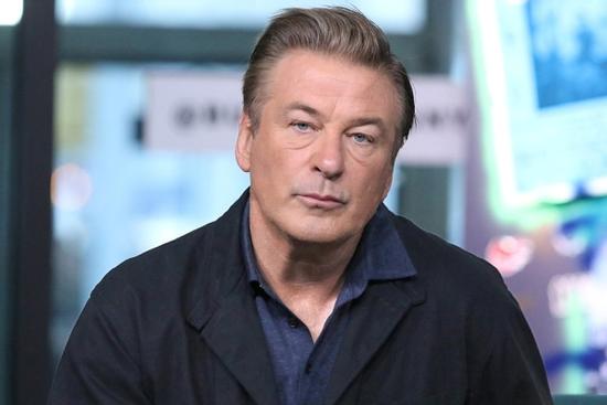 Alec Baldwin bị kiện tội phỉ báng