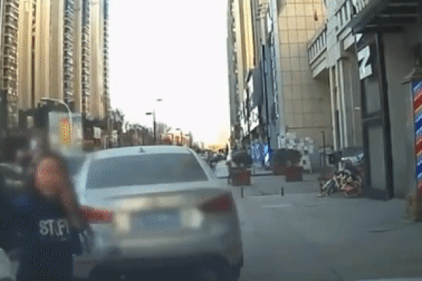 Clip: Đạp nhầm chân ga, nữ tài xế đâm sập cửa tiệm vàng-1