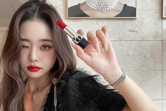 Cát xê quảng cáo tiền tỷ, Song Ji A bị soi mua giày fake tặng bố