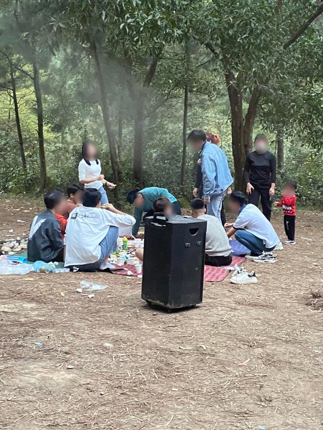 Tranh cãi chuyện mang loa kéo đi camping hát karaoke-2