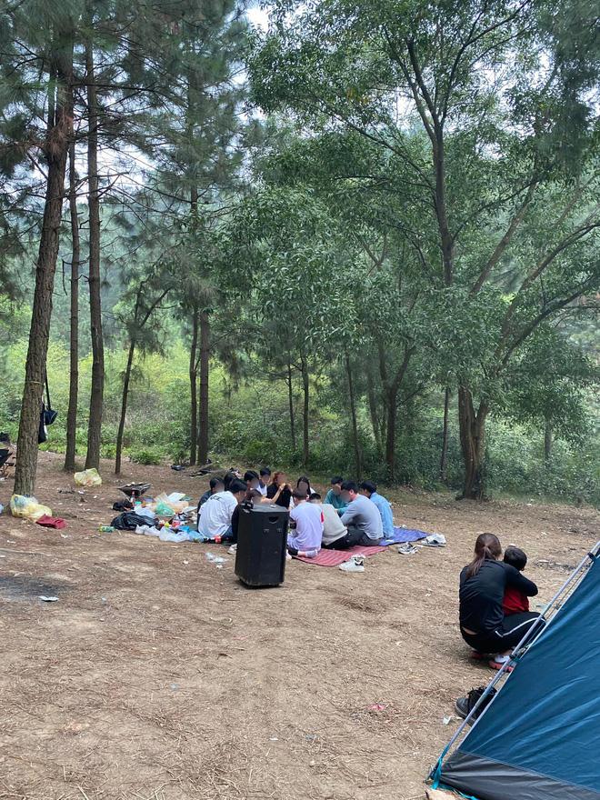 Tranh cãi chuyện mang loa kéo đi camping hát karaoke-3