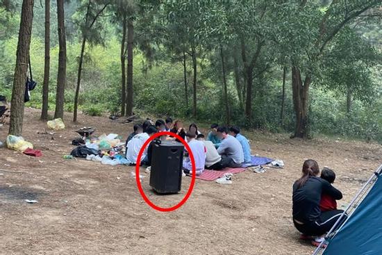 Tranh cãi chuyện mang loa kéo đi camping hát karaoke