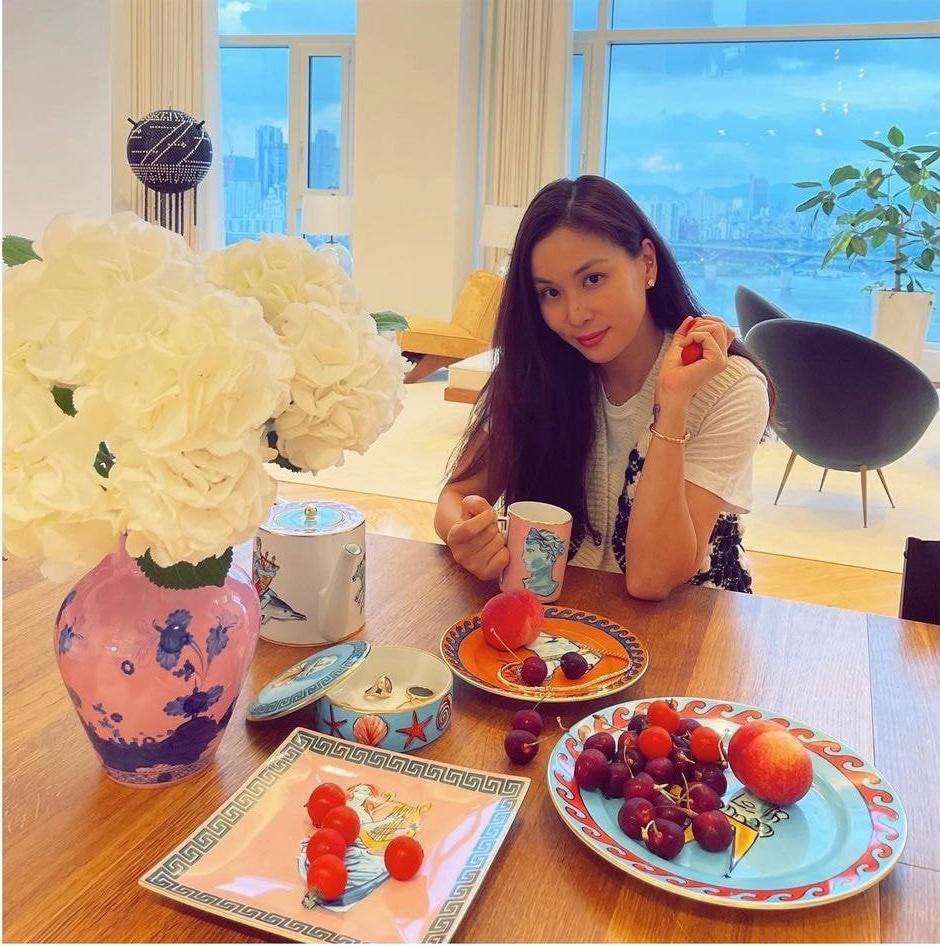 Bà xã Jang Dong Gun 50 tuổi vẫn khí chất ngời ngời-2