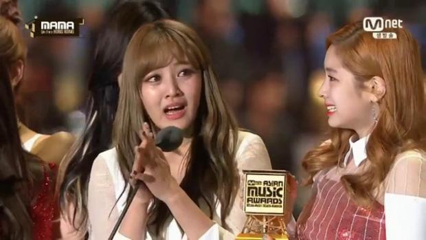 Bị chỉ trích vô cảm vì không khóc khi nhận giải, TWICE bị lôi ra bàn tán?-6
