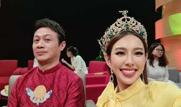 Hành động lạ MC Anh Tuấn khi chụp ảnh bên Thùy Tiên-2