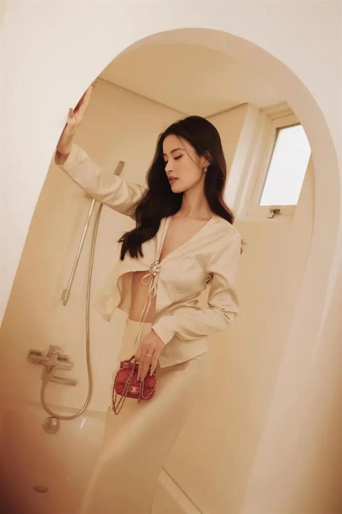 Đông Nhi diện áo gái hư sexy, bảo sao Ông Cao Thắng mê mệt-2