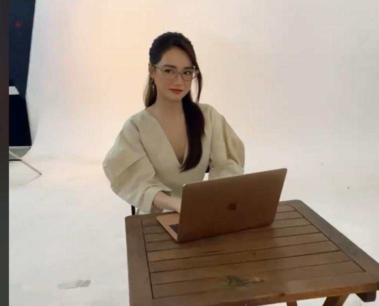 Nhã Phương gầy xơ xác, vòng 1 mất tăm bơi trong bộ đầm rộng-1