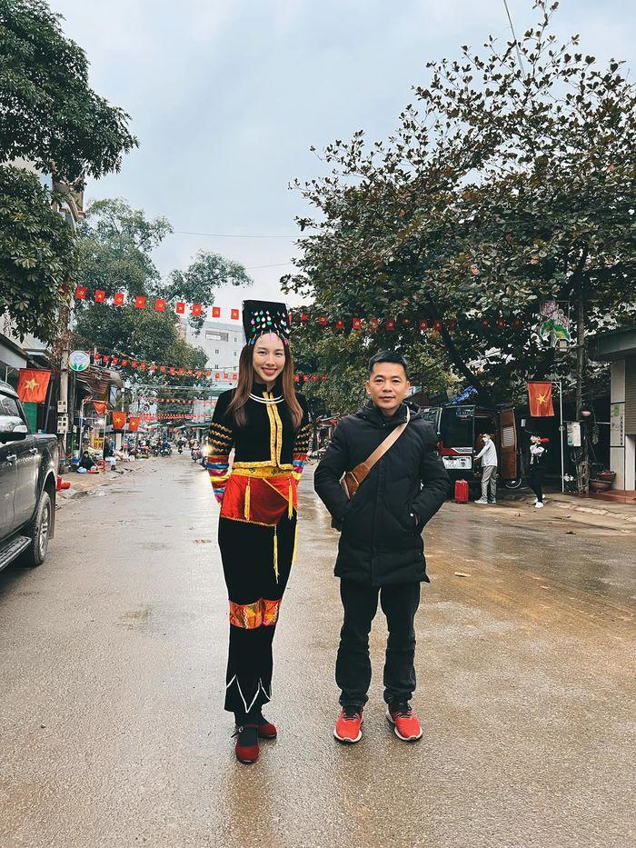 Rét tê tái, Thùy Tiên quất ngay áo phao giá rẻ ở chợ gây hài-9