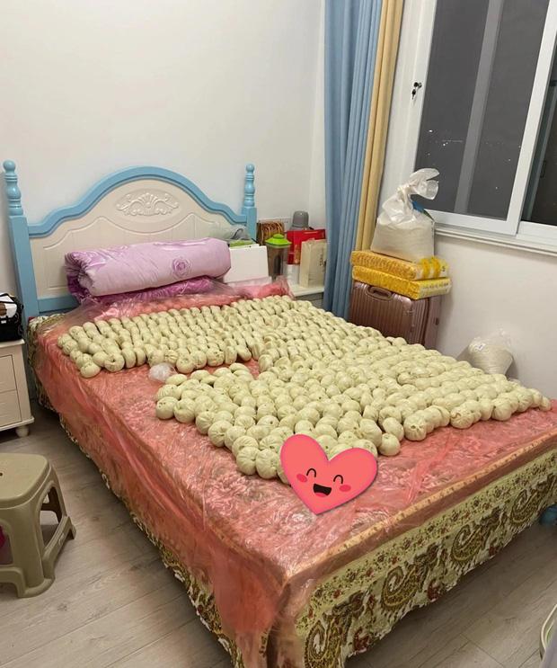 Thủ thỉ thèm ăn bánh bao, cô gái hú hồn cảnh tượng trên giường-1