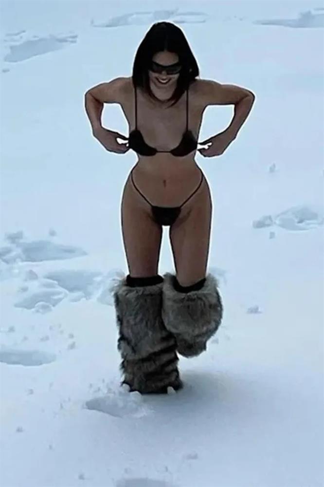 Run cầm cập trước ảnh Kendall Jenner diện bikini tí hon giữa tuyết-2