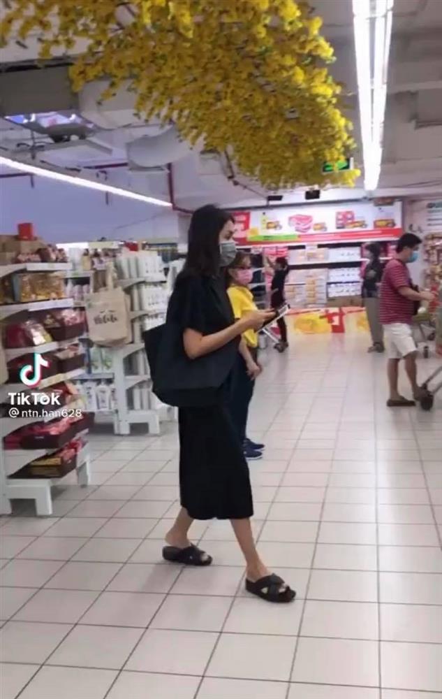 Bắt gặp Tăng Thanh Hà đưa con đi chơi, diện mạo mẹ bỉm ra sao?-1