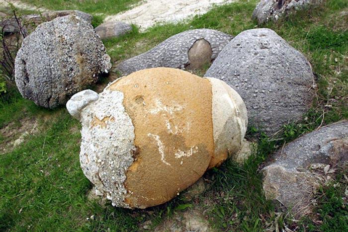 Viên đá ở ngôi làng có thể lớn dần lên và di chuyển được-2