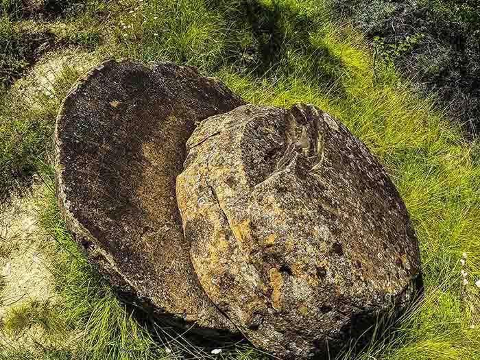 Viên đá ở ngôi làng có thể lớn dần lên và di chuyển được-6