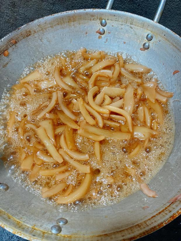 Cô gái trổ tài làm mứt dừa, lúc đầu màu cũng đẹp mà sau nó lạ lắm!-4