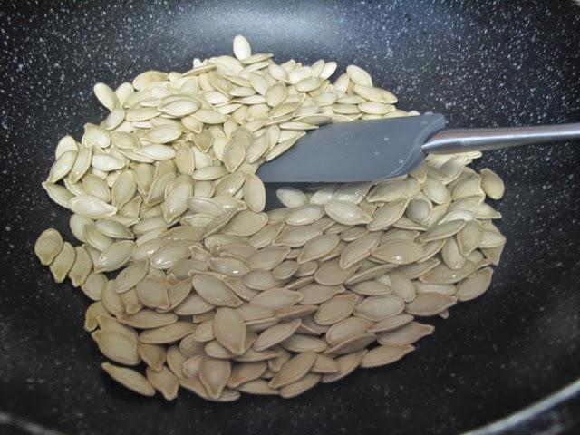 Mẹo bảo quản các loại hạt khô không bị ỉu trong suốt mấy ngày Tết-4