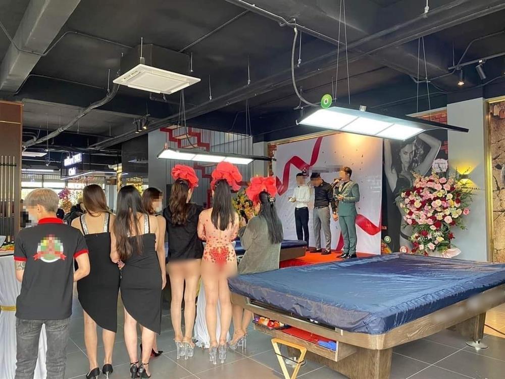 Xôn xao hai cô gái mặc như truổng cời trong sự kiện công ty-1