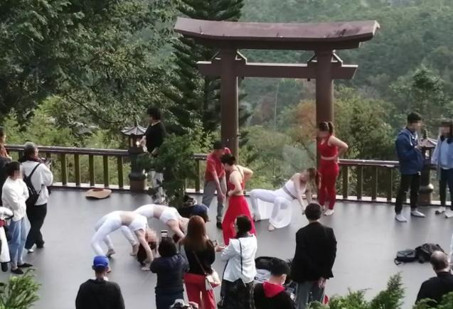 Xôn xao hai cô gái mặc như truổng cời trong sự kiện công ty-5