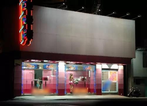 Xôn xao hai cô gái mặc như truổng cời trong sự kiện công ty-4