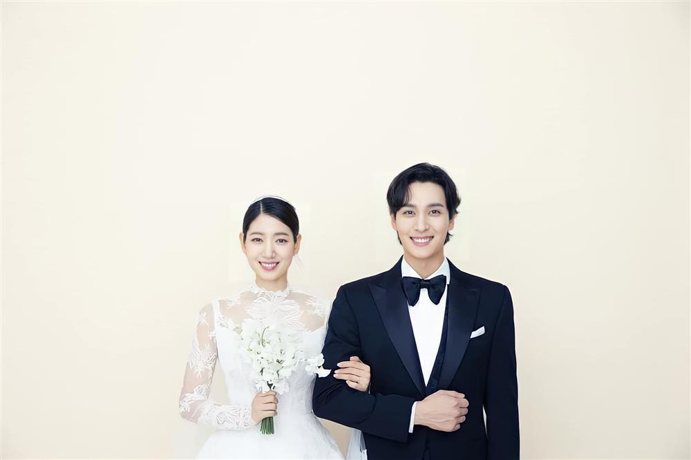 Park Shin Hye diện váy cưới bồng xòe che bụng bầu trong hôn lễ-6