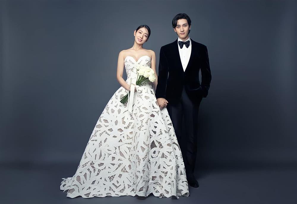 Park Shin Hye diện váy cưới bồng xòe che bụng bầu trong hôn lễ-8