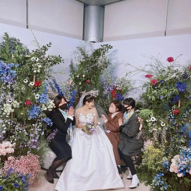 Park Shin Hye diện váy cưới bồng xòe che bụng bầu trong hôn lễ-1