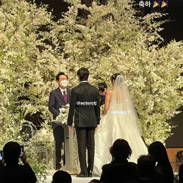 Hội tụ trong đám cưới của nàng diễn viên Park Shin Hye, người hâm mộ sẽ được chiêm ngưỡng một chiếc cổng hoa đầy màu sắc, những chiếc váy cưới tinh tế và quyến rũ, cùng với những khoảnh khắc cực kỳ lãng mạn và đầy hạnh phúc.